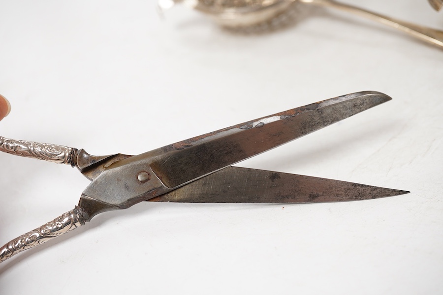 A Chinese sterling mounted dimpled glass decanter, with bamboo decoration, lacking stopper, approx. 19.5cm, together with a George V silver pedestal bonbon bowl, a pair of silver tea strainers by Roberts & Belk and a pai